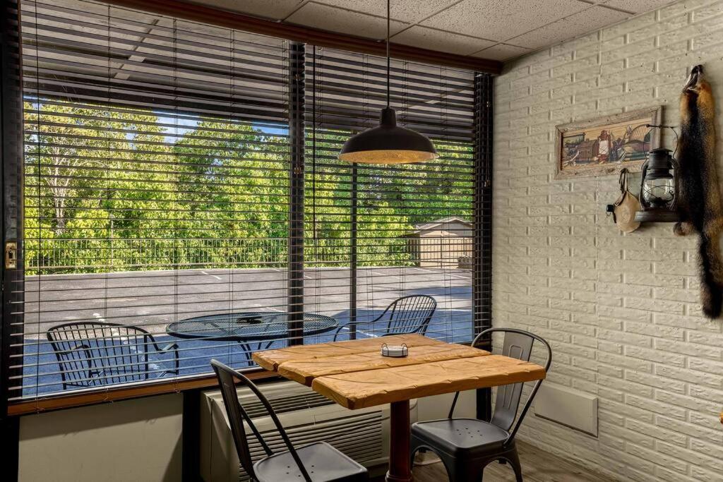 Stonegate Lodge Bed, Wifi, 50In Roku Tv, Salt Water Pool Room #109 Eureka Springs Exteriér fotografie