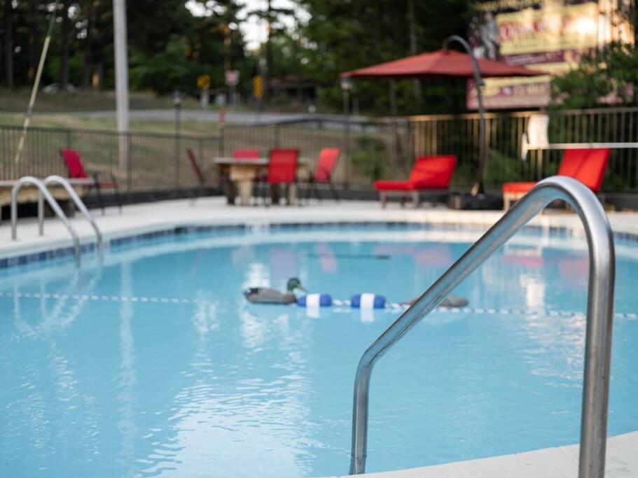 Stonegate Lodge Bed, Wifi, 50In Roku Tv, Salt Water Pool Room #109 Eureka Springs Exteriér fotografie